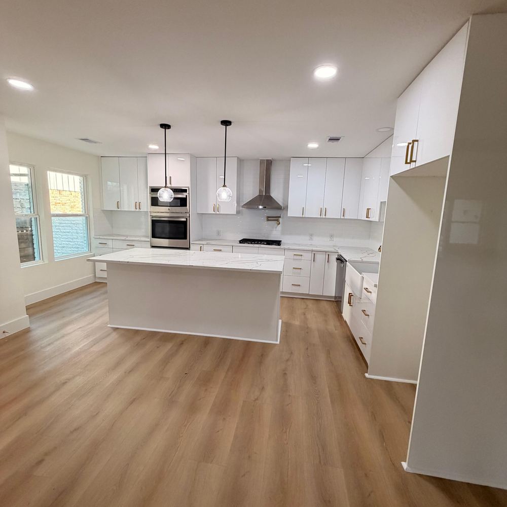 Cocina remodelada con isla de cuarzo