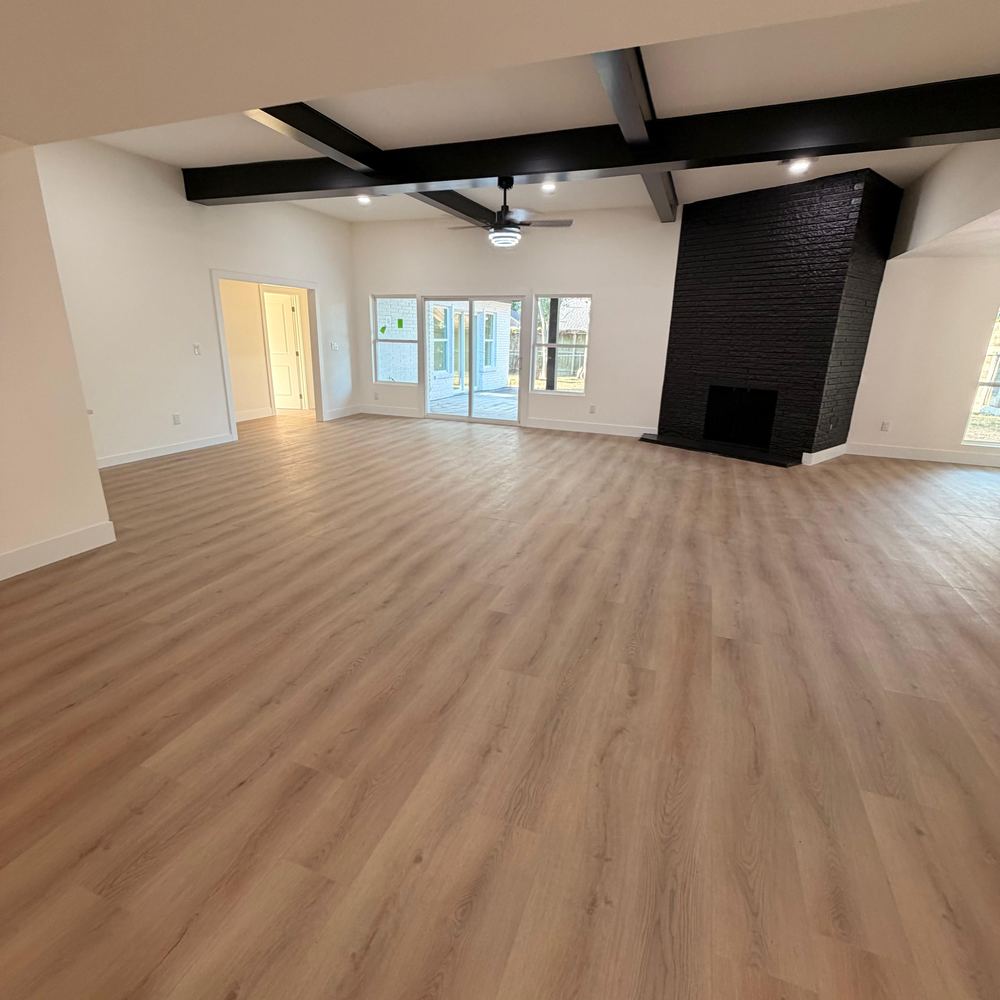 Sala con vigas y chimenea de ladrillo negro