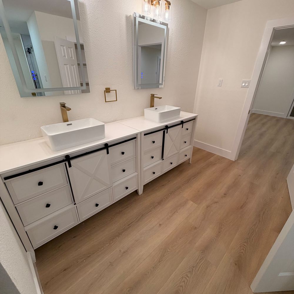 Baño principal con doble lavabo de sobreponer