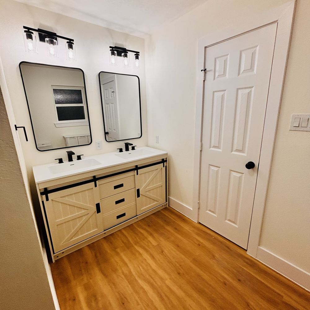 Baño con doble lavabo y mueble estilo granero