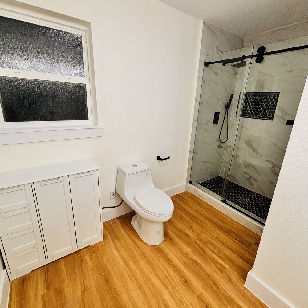 Ducha con puerta corrediza de vidrio